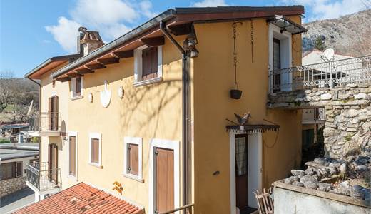 Bilocale in vendita a Villa Scontrone, piano primo