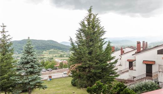 Castel di Sangro, abitazione su due livelli in zona Colle.